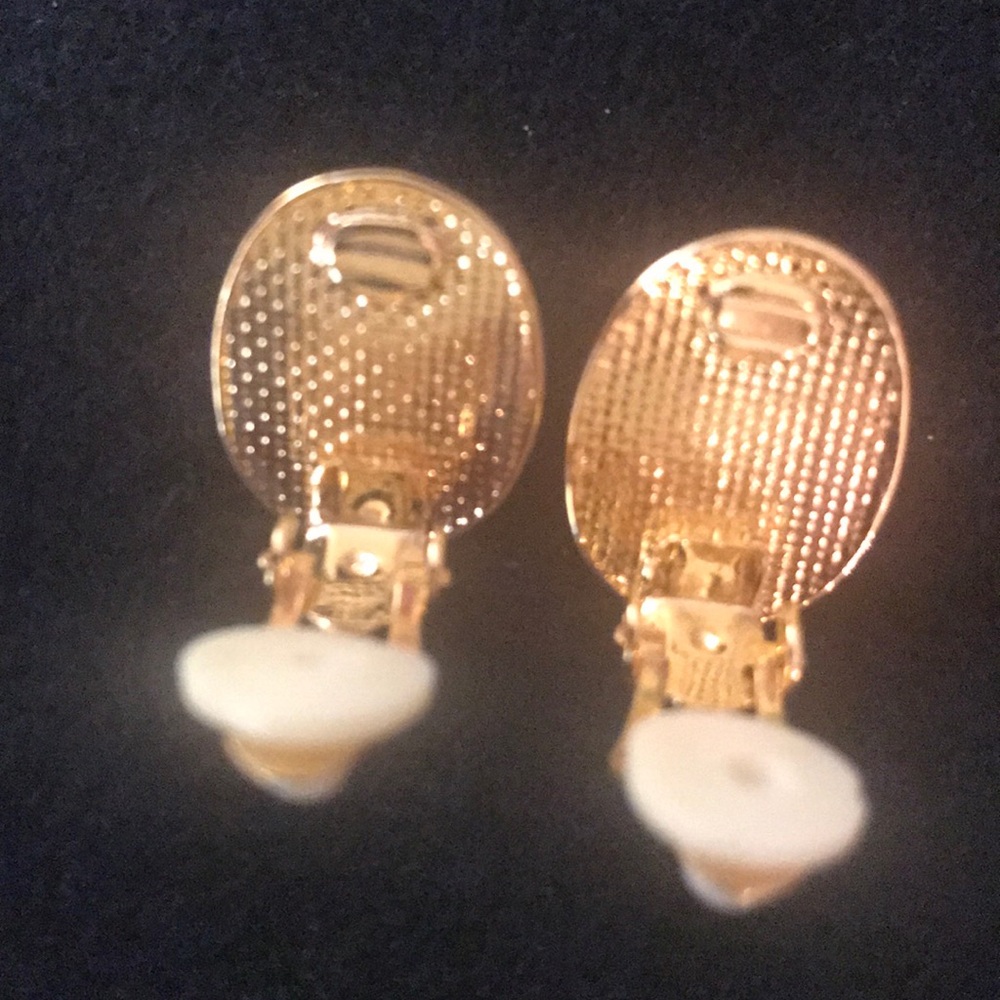 Pearl Cabochon Bezel Oval Clip On Earrings - Picture 2 of 4